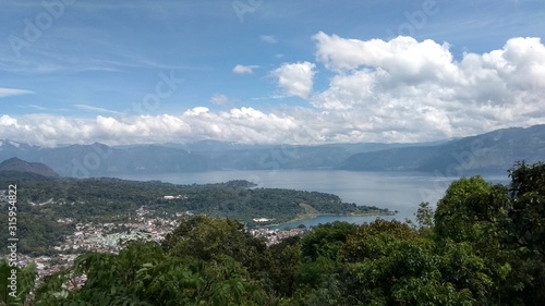 lago arboles agua montagna nubes cielo