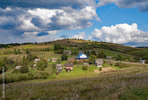 Bergdorf in den Bergen der Nordkarpaten in der Ukraine