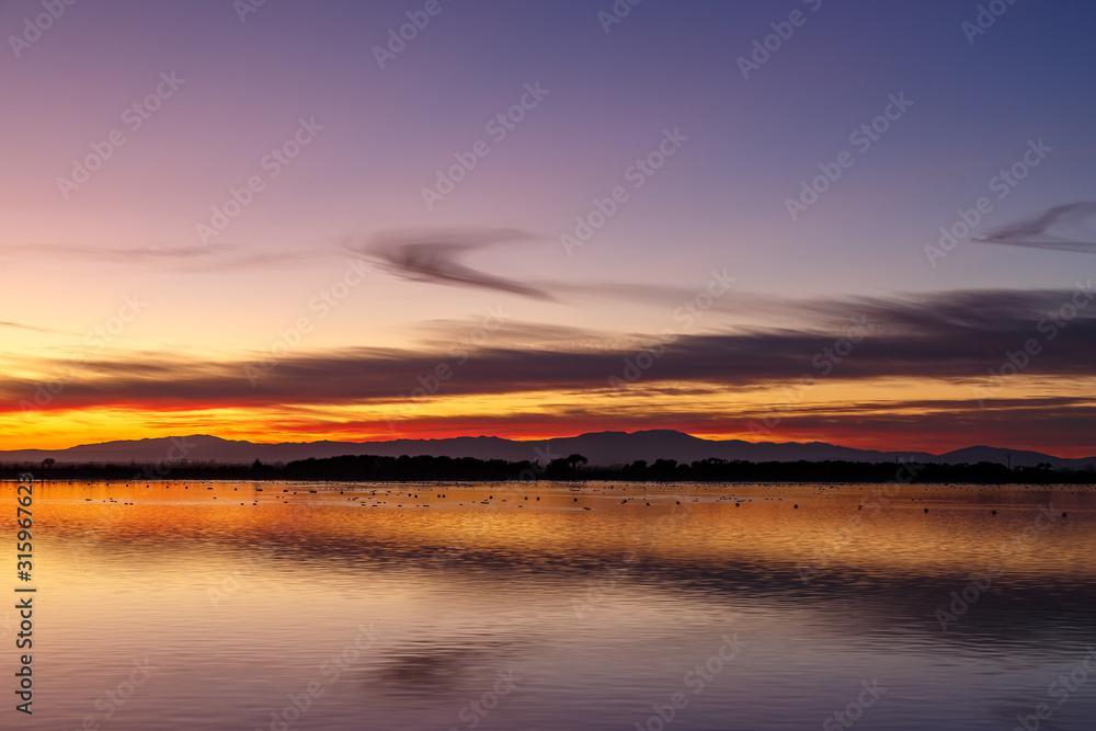 Paisaje al atardecer en embalse artificial del Canal de Páramo Bajo, con los Montes de León de fondo, España. Paisaje al atardecer en embalse artificial del Canal de Páramo Bajo, con los Montes de León de fondo, España.