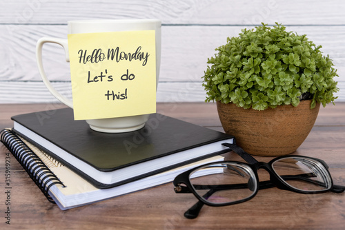 Canvas Print Inspirational quotes - Hello Monday, let's do this text on sticky note on top of
