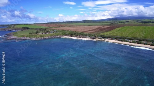 Wallpaper Mural Idyllic holiday destination in Hawaii with white sandy beach washed by clear blue turquoise lagoon traced by white big ocean waves Torontodigital.ca