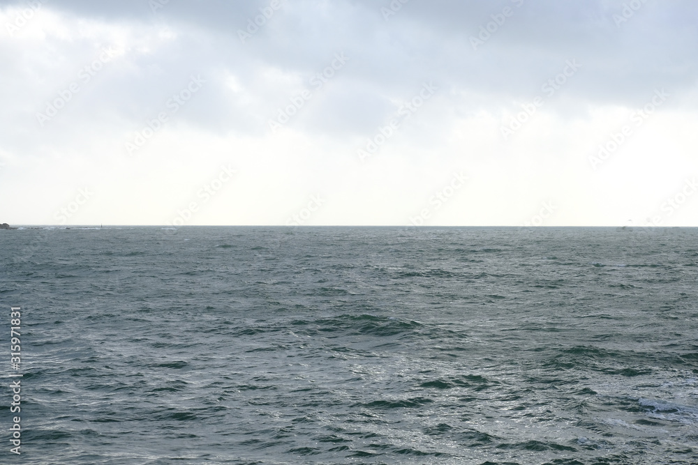 Fototapeta premium Le ciel , la mer et l'horizon .