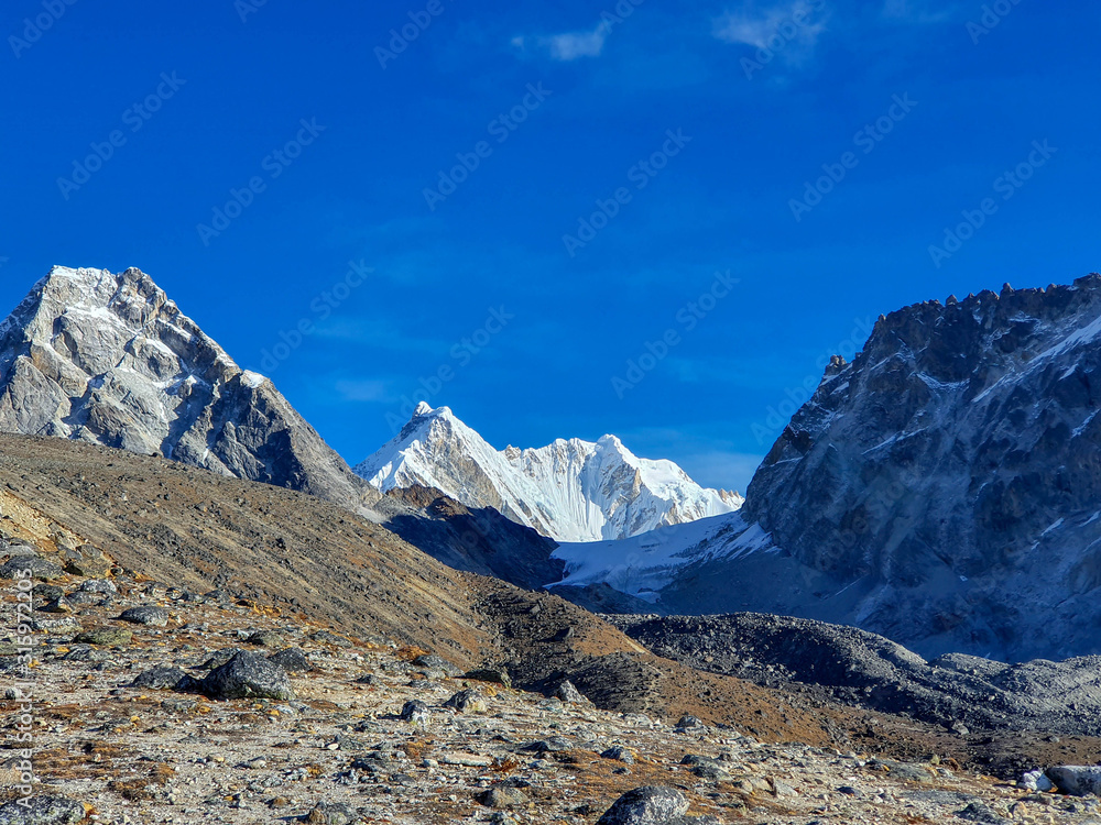 Everest base camp trek: from Dragnag to Dzongla via Cho La pass. Trekking in Solokhumbu, Nepal.