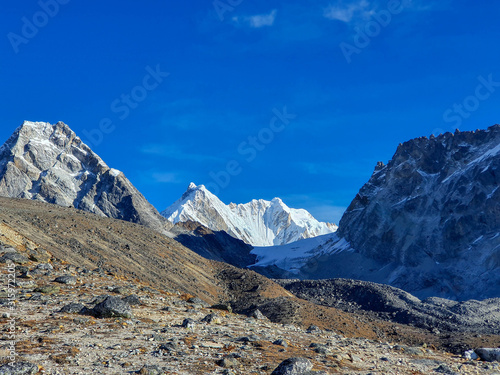 Everest base camp trek: from Dragnag to Dzongla via Cho La pass. Trekking in Solokhumbu, Nepal.