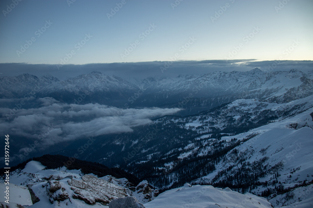 Obraz premium A view of a himalayan snow capped mountains from the summit of a himalayan mountain