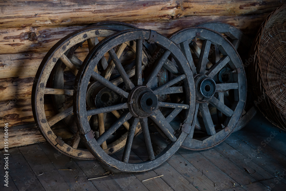 Obraz premium Old wooden wheels from cart ukrainian national ancient transport in barn