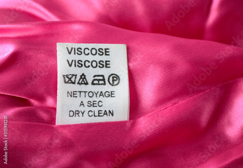 Weißes Label auf pink - Viskose - chemische Reinigung