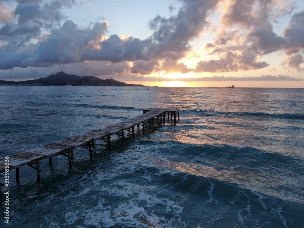 paisaje del mar con el amanecer  en el mar y en la playa