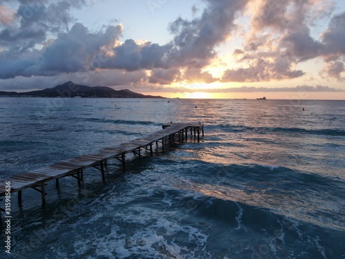 paisaje del mar con el amanecer  en el mar y en la playa