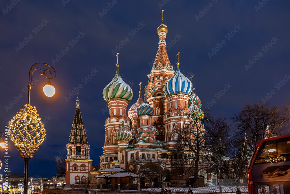 Obraz premium St. Basil's Cathedral on Red Square in Moscow, Russia. Night illumination