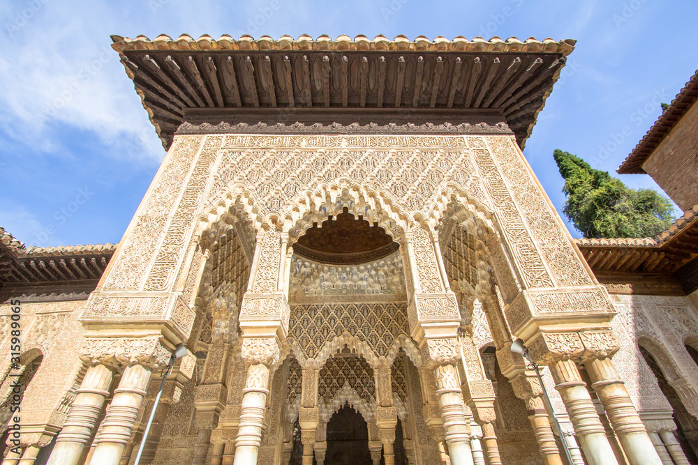 Obraz premium Courtyard of the Lions in the Alhambra Granada, Spain