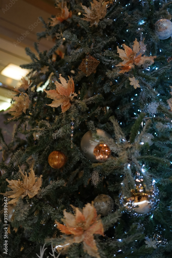 Obraz premium 白くてかわいいクリスマスツリーのイメージ