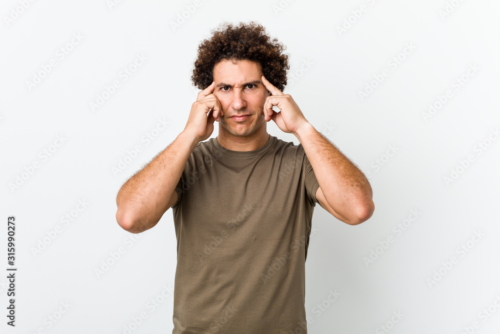 Fototapeta premium Dojrzały przystojny mężczyzna na białym tle koncentruje się na zadaniu, trzymając wskazujące głowę palce.