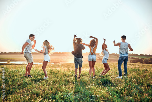 Fotografia Group of happy young people enjoying summer vacation