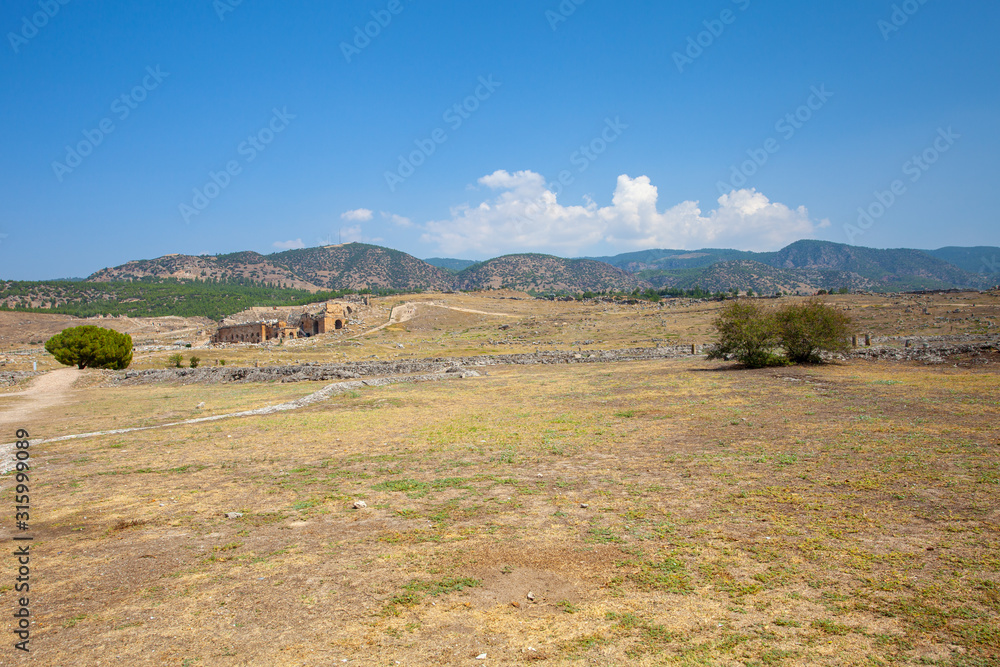 Obraz premium Colorful landscape with the ruins of the ancient city of Hierapolis in Turkey.