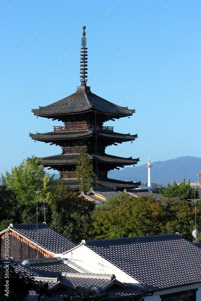 京都 八坂の搭と京都タワー 京都 八坂の搭と京都タワー
