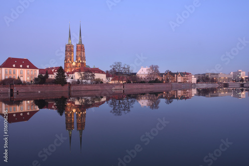 Kaetdra nad rzeką; miasto Wrocław