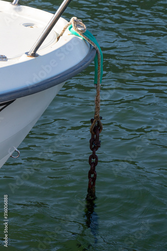 Prow of a boat moored with a chain © oceane2508