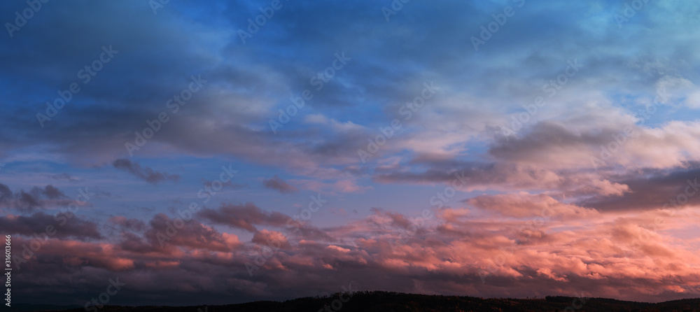Panoramabild Wolken in der Abenddämmerung Panoramabild Wolken in der Abenddämmerung