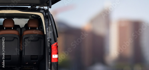 Fotografia minibus vip transfer service of first class on background business district