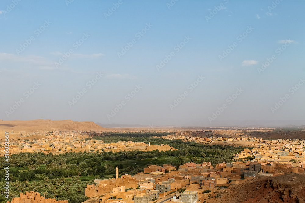 Obraz premium Panoramic view on the oasis of Tinghir in the Dades valley near the Tondra River in southern Morocco.