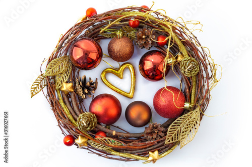Obraz na płótnie A shiny Christmas wreath made of dried twigs, decorated with balls and other decorations. w salonie