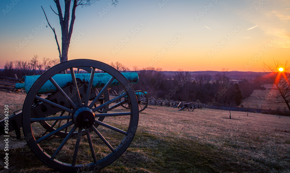 Fototapeta premium cannon at sunrise in Gettysburg