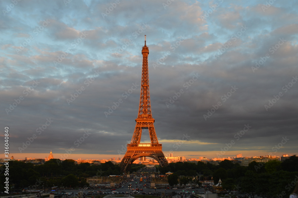 Fototapeta premium Eiffel Tower in Paris at dusk
