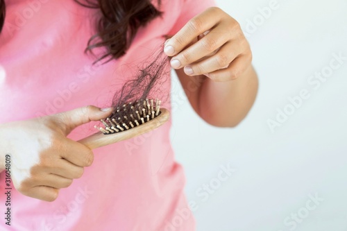 Hair loss in the brush of the woman