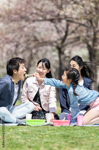 お花見をする家族