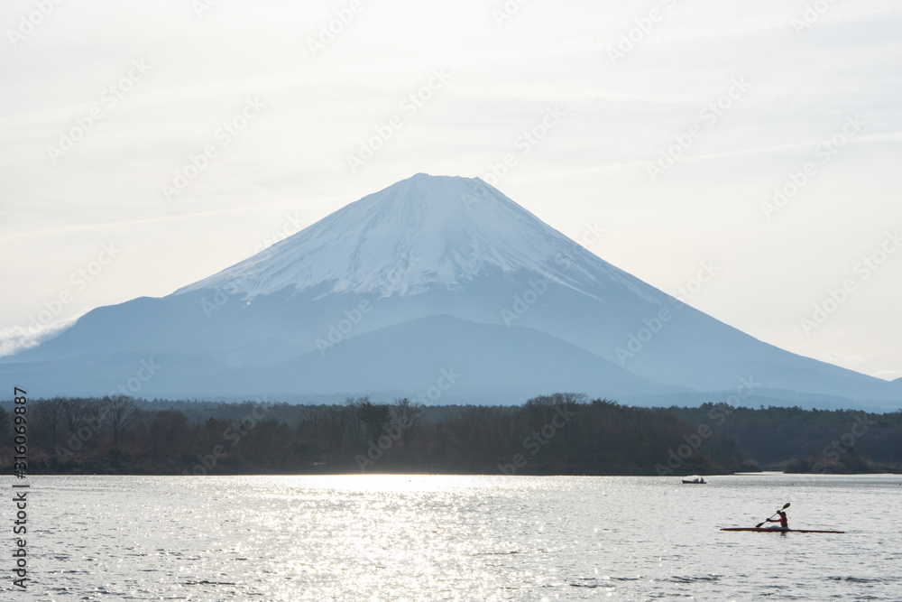 I photographed a magnificent view on a representative lake near Mt. Fuji. I photographed a magnificent view on a representative lake near Mt. Fuji.