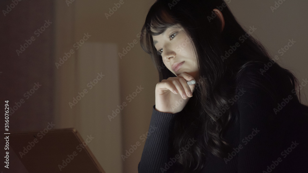 若い女性 ビジネス 残業 タブレット 若い女性 ビジネス 残業 タブレット