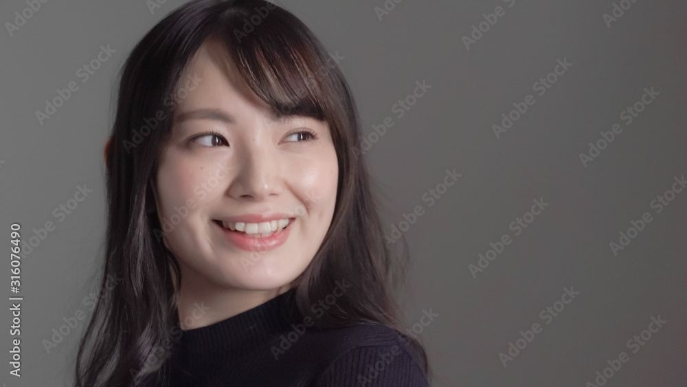 若い女性 笑顔 若い女性 笑顔