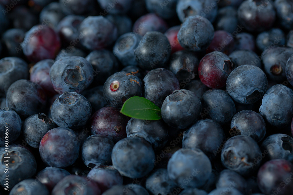 Fototapeta premium fresh blueberries in a wooden bowl