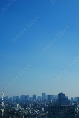 都会のビル群と青空