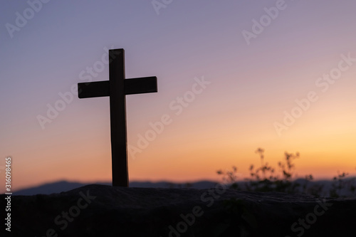 Fotografia Silhouettes of crucifix symbol with on the colorful sky background