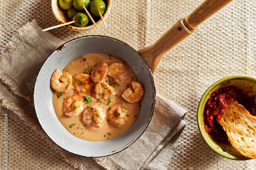 Scampi in cheese-cream sauce served in pan