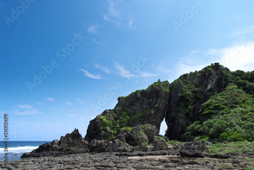 久米島の海岸沿いにある、石灰岩と火山岩が折り合わさってできた大穴のミーフガー