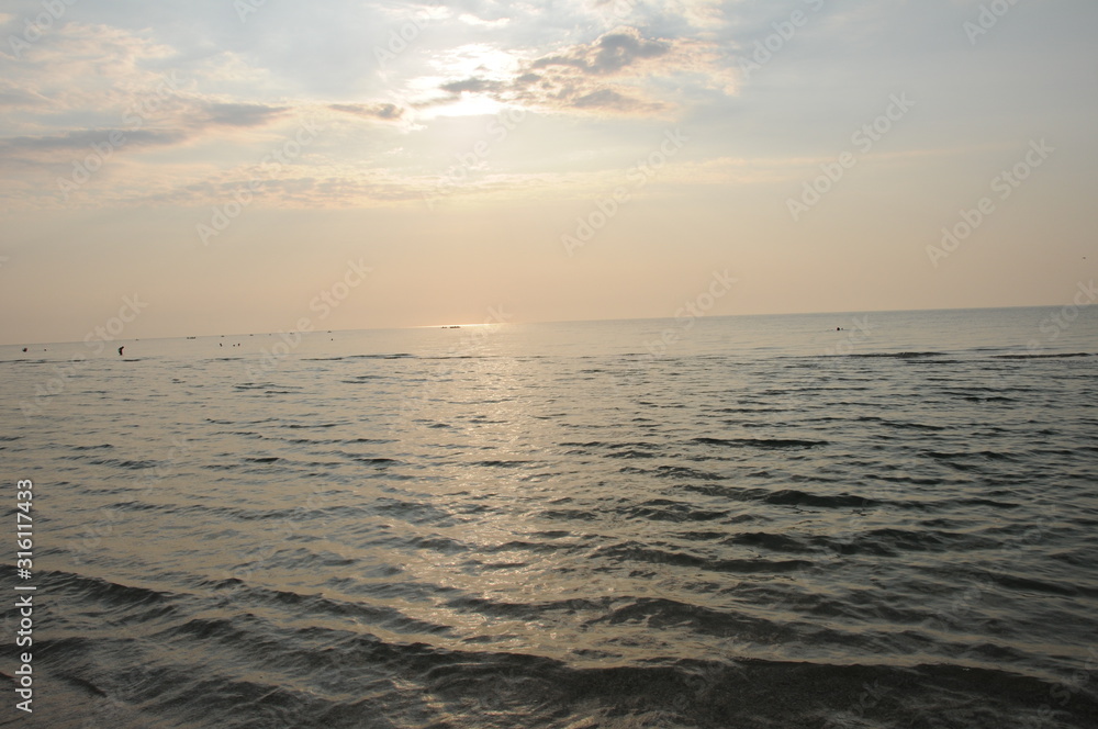 Obraz premium Vacation on sea with waves and seagulls