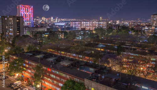 Wallpaper Mural ciudad de mexico  de noche con luna llena  Torontodigital.ca