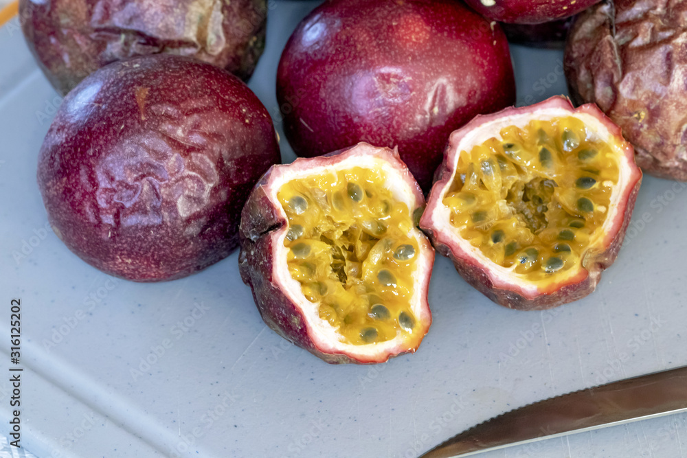 Fruit de la passion, maracuja, en gros plan Fruit de la passion, maracuja, en gros plan