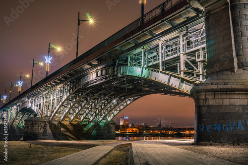 nocne oświetlenie Warszawskiego mostu Poniatowskiego