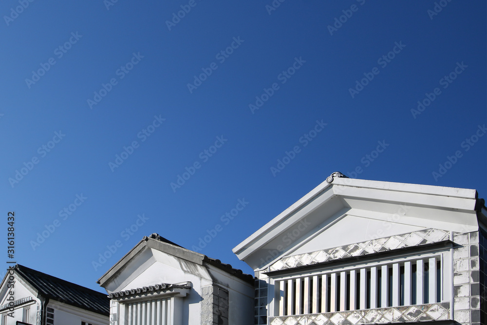 　倉敷市美観地区の外壁と青空のイメージ写真