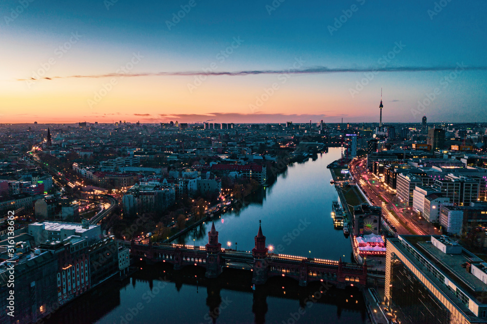 Obraz premium Oberbaumbrücke Nacht Panorama Architektur Berlin