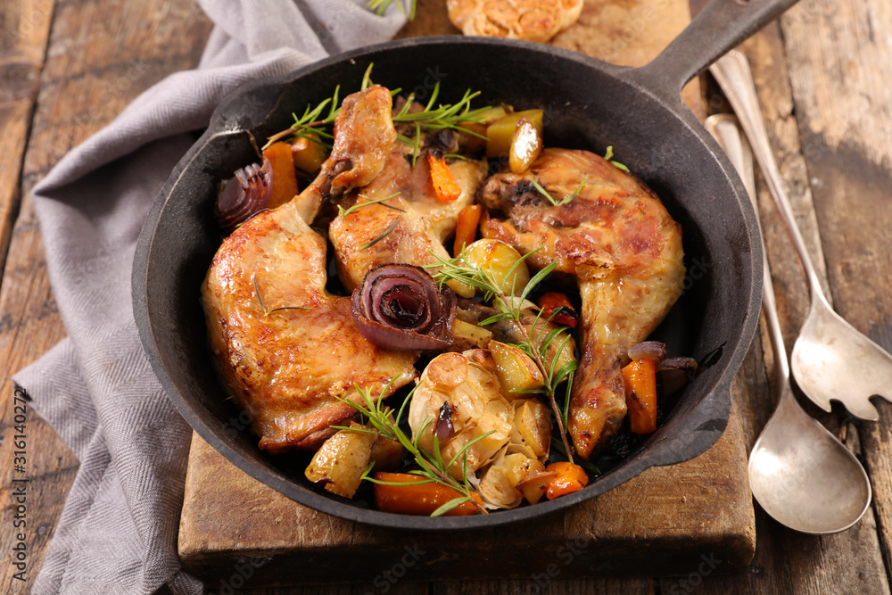 Fototapeta premium grilled chicken leg with vegetable in pan