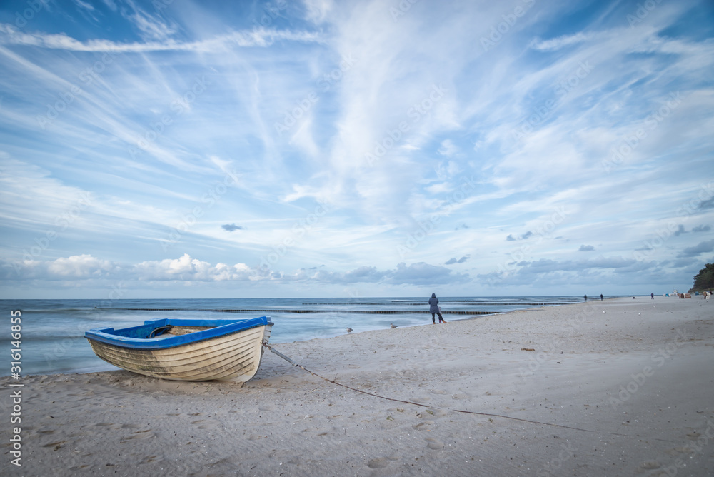 Mutter mit Kind am Strand mit Fischerboot Mutter mit Kind am Strand mit Fischerboot