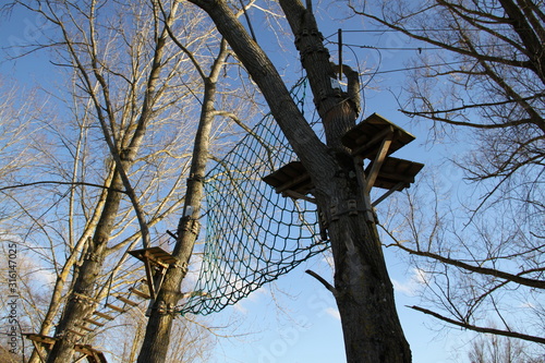 Jeux d'accrobranche dans les arbres