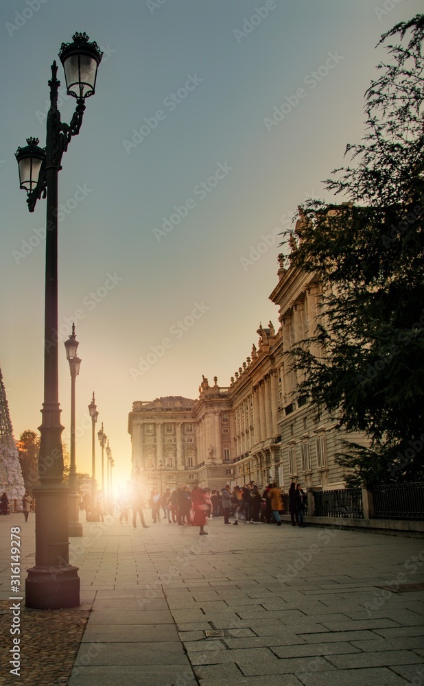 Obraz premium sunset next to the royal palace of madrid