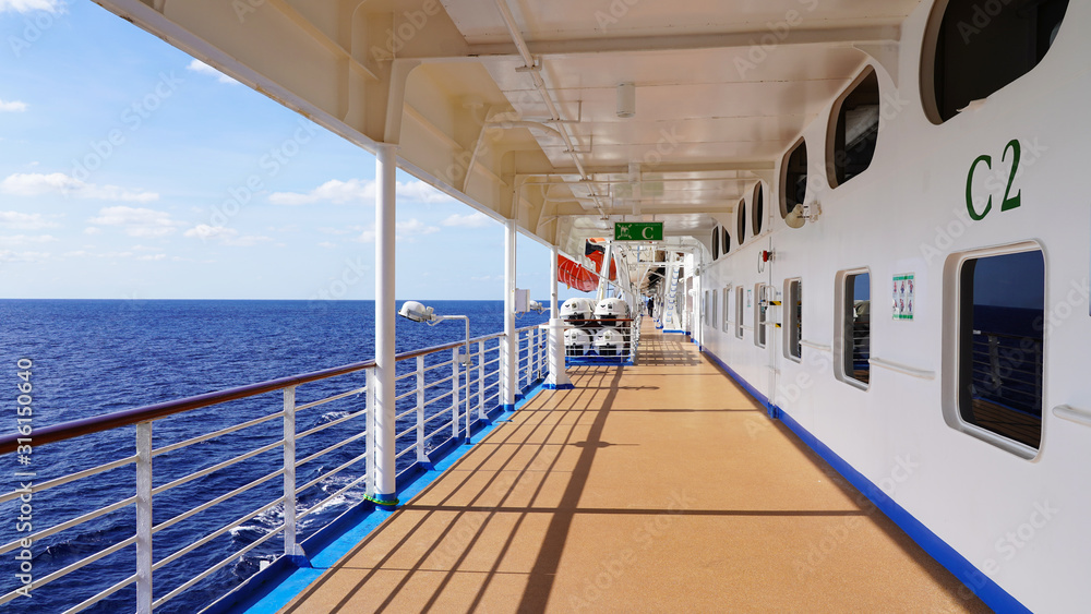 promenade deck on a cruise ship. safety on the ship, lifeboat, liferafts, lifebuoys. liferaft station. blue ocean. white ship in the blue ocean. large cruise ship    - obrazy, fototapety, plakaty 
