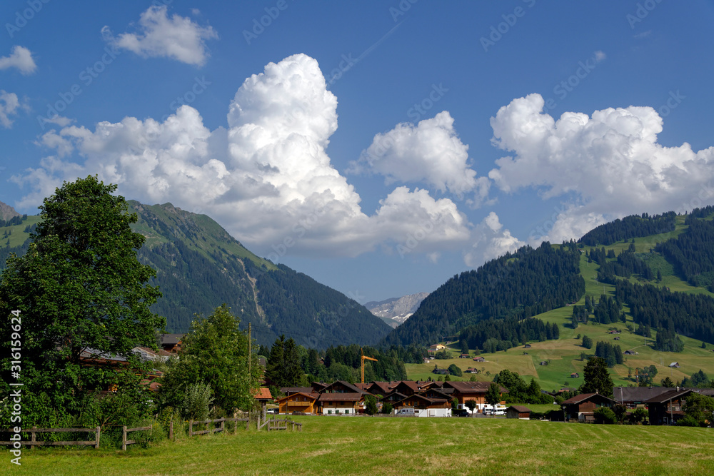 Village dans les montagnes suisses